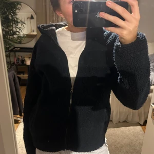 Teddyjacka  - Supermysig blå teddyjacka med luva! Storlek M. 