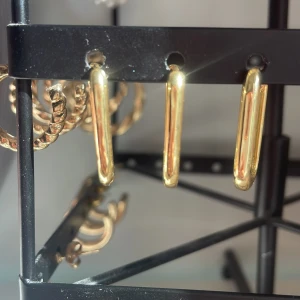 Guldörhängen  - Fina guldörhängen använda några gånger rostfria ett par med 2 st💛