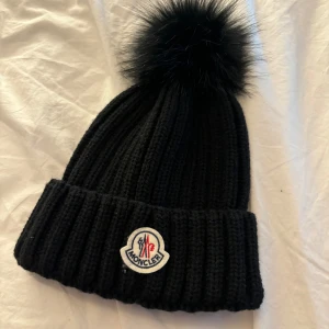 Moncler mössa - Ej använd bara legat på en hylla så därav säljer jag den