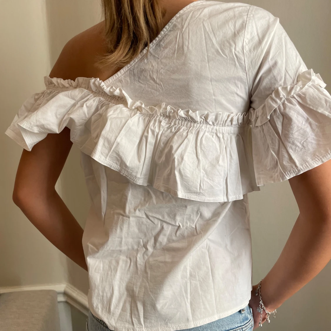 Fin blus/ topp med volanger - 90