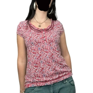 Söt rosa tshirt  - Säljer denna då den inte längre är min stil. Skriv gärna om ni har frågor🤍