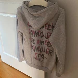 Hoodie med tryck  - Skit snygg grå hoodie med tryck från ginatricot Young, storlek 158/164 men passar xs till m beroende på hur man vill ha den sitta! Bra skick💘💘