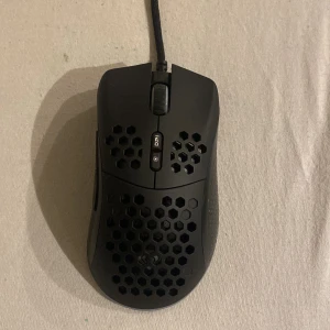 Gaming mus - Säljer min Gaming mus då den inte används längre. Många ljus-inställningar( byts på en knapp). Lätt att ändra sens. Den har inte använts mycket eftersom jag inte har haft tiden till dataspel osv. Köpte den helt ny för ungefär 500 spänn om jag minns. 