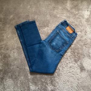 Säljer nu dessa sjukt snygga Jeans från Jack and jones - Intelligence i storlek 29/32 ,Skick 9/10, inga defekter. Pris: 199 kr, kan diskuteras vid snabb affär!