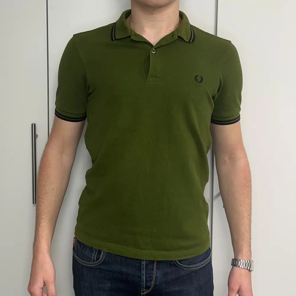 Fred Perry Twin Tipped Polo | Skick 9/10 | Storlek S | Nypris 999kr | Modell är 181cm lång | Frakt via PostNord eller Instabox på kundens bekostnad | Hör av er vid funderingar📧. Paidat.