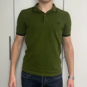 Fred Perry piké - Fred Perry Twin Tipped Polo | Skick 9/10 | Storlek S | Nypris 999kr | Modell är 181cm lång | Frakt via PostNord eller Instabox på kundens bekostnad | Hör av er vid funderingar📧