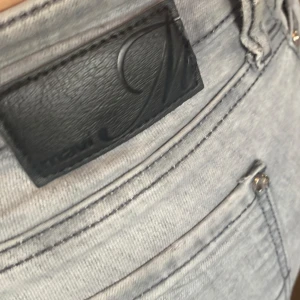 Grå lågmidjade jeans - Ett par lågmidjade grå mavi bootcut jeans köpta för två år sedan! Har lite slitningar, så skriv privat för fler bilder 😊 originalpris 950kr