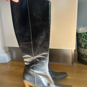 Höga boots - Högklackade boots i läder som jag köpt secondhand!!🙌🏼 jag har andvänt dom en gång men de ser väl andvända ut. Konstiga fläckar i jag inte vet vad de är men ingenting som syns på utsidan av skon🌸💕