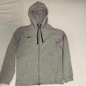 Nike Hoodie - Säljer denna hoodie eftersom den inte används längre. Inga skador eller något liknande och skicket är 9/10. Den är i storlek M men passar även S.   Skriv gärna vid funderingar!