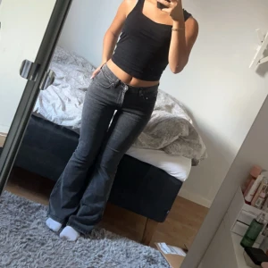 Bootcut jeans - Bootcut jeans från Gina Tricot. Aldrig använda och inga defekter. Str S. 160cm på bilden. Nypris: 499, mitt pris: 280   Pris kan diskuteras