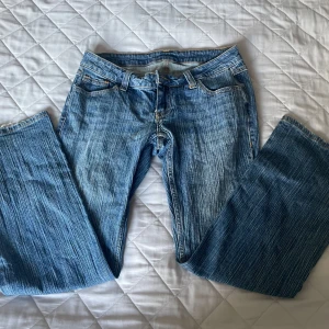 Brandy Melville jeans  - Jag säljer super fina lågmidjade jeans från brandy Melville, tyvärr är de för stora på mig så säljer vidare💞 skriv om mer frågor 