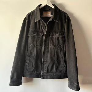 Diesel Jeansjacka - Helt ny Diesel Jeansjacka, extremt hög kvalitet som kommer hålla dig livet ut, bättre jeansjacka hittar du inte. Köpt på NK Stockholm i år. Size: XL (sitter som L)endast använd 3-5 gånger, Alla tags och kvitto finns kvar. Nypris 3100kr