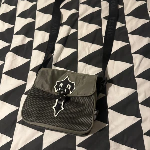 Trapstar väska - Säljer nu denna sällsynta trapstar väska pågrund av att den aldrig används. Skick: 8/10