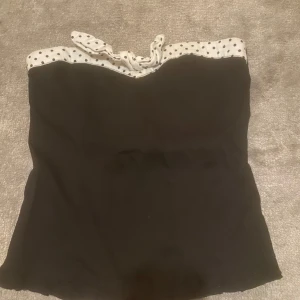 Korsett/bandou - Jättesöt korsett/bandou från R&L. Storlek xs men passar även s och m då det är resår där bak (se bild)