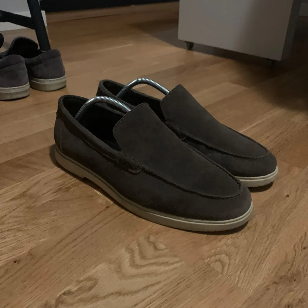 Säljer nu ett par schyssta zara loafers. Det är i bra skick och har inga defekter. Det är köpta för 700kr på Zaras hemsida, det är i storlek 44. Hör av er vid frågor!. Skor.