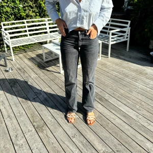 Jeans trf wide leg med medelhög midja - Gråsvarta jeans från zara med midrise och jag är 175cm🩷