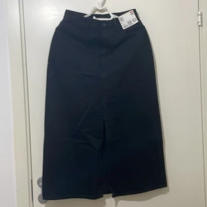 Jeanskjol maxi - Lång jeanskjol svart från uniqlo Midja mått på plagg är 72cm Ny med lapp på Djur och rökfritt hem 
