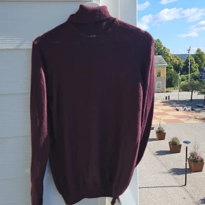 Polotröja J.Lindeberg - Vinröd polotröja från J.Lindeberg. Tröjan är använd men i fint skick  100 merinoull