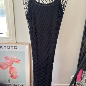 Svart långklänning från Zara - Svart långklänning. Ingår underklänning. Glittrar