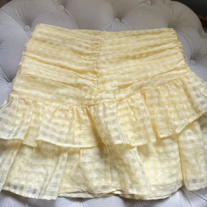 Volang kjol  - Superfin kjol i ett toppenskick! Storlek:M men passar mig med S💕 skicka ett meddelande om du vill köpa🙏🏼