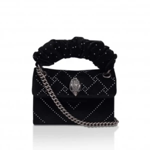Kurt Geiger väska  - Säljer denhär unika Kurt väskan i svart med fina detaljer. Den är i fint skick och säljs ej längre. Ett fåtal diamanter har lossnat men det är verkligen inget som märks!