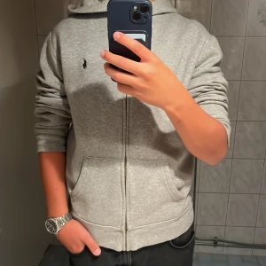 Ralph Lauren zip tröja  - Zip hoodie Ralph Lauren size (18-20) Säljer då jag har en liknande tröja.
