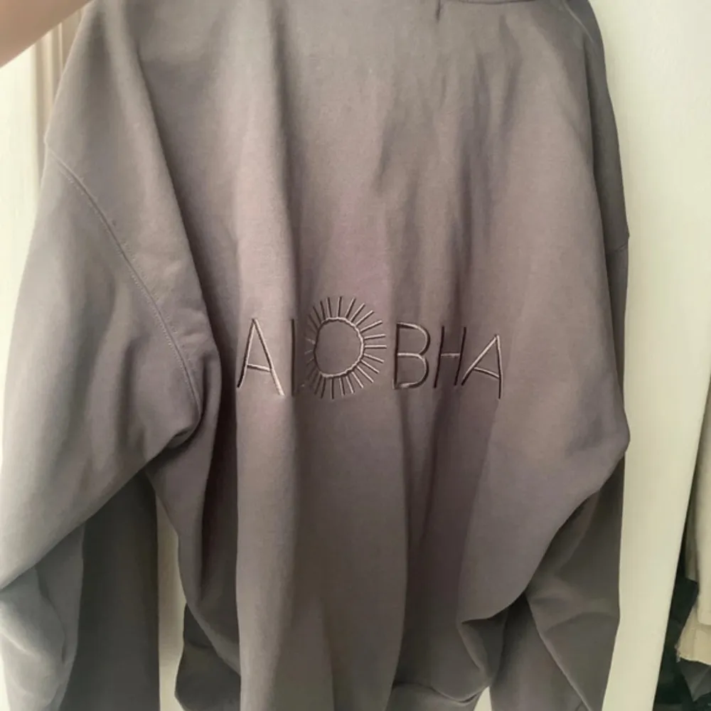 Alhoba hoodie från lova wibdwrbegs märke. Väldigt väldigt snygg men har lite för mycket hoddies just nu därav säljer jag den. Pris kan diskuteras men köptes för ca 600. Frakt kan diskuteras. Hoodies.