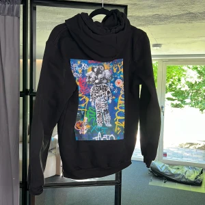 Färgglad hoodie  - Thecoolelephant hoodie i strlk M. Nyskick nästan aldrig använd. Väldigt bekväm och passformen är bra🥰