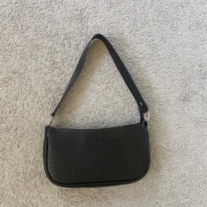 Svart basic väska - nu säljer jag denna basic svarta söta väskan, bra skick. 