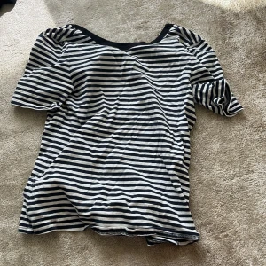 Tröja - Fina tröja med öppen rygg ifrån other stories ❤️ storlek 38 och är i jätte bra skick, går inte att köpa längre tror jag❤️