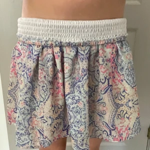 Söt kjol  - Söt kjol med färgat mönster 🥰 Hyfsat använd men utan defekter! Hör av er vid frågor eller om pris. 