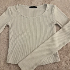 Vit ribbad tröja  - Använt en gång och säljer pga att den ej passar. Köpt på newyorker (storlek xs) 