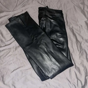 Skinn byxor  - Jättefina skinn byxor  Haft på mig en gång men passar väldigt bra
