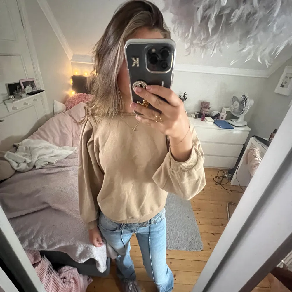 en beige sweatshirt med liten puffärm, perfekt nu till hösten🤎 nypris 150kr, pris kan diskuteras . Tröjor & Koftor.