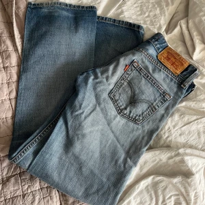 Levis jeans - Botcut Levis jeans som tyvärr är för små, har en liten defekt som syns på sista bilden💕