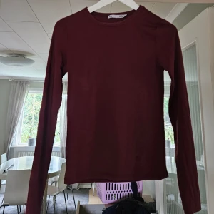 Vinröd tröja - Storlek m men pasar som s