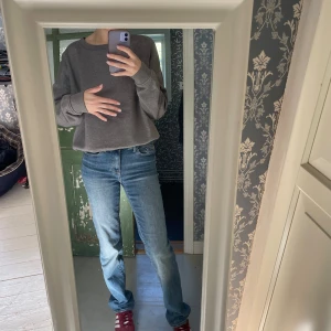 Grå sweatshirt från Vero Moda - Boxig Sweatshirt ifrån Vero Moda🩶 Superfin sweatshirt med mysig insida i storlek S! Inköpt i vintras och endast använd ett par gånger så den är i väldigt fint skick🩷 Har du frågor eller vill ha fler bilder så är det bara att skriva!