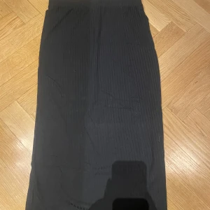 Svart kjol med slits  - Svart kjol som gör strax nedanför knäna med slits på höger sida. Använd några gånger men bra skick! Storlek S och normal i passformen <3