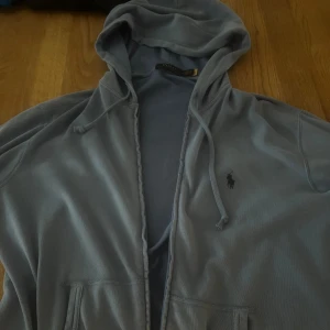 Ralph Lauren Hoodie M - Fräsch Ralph Lauren hoodie i storlek Medium. 9/10 skick, använd 3 gånger, ej tvättad.