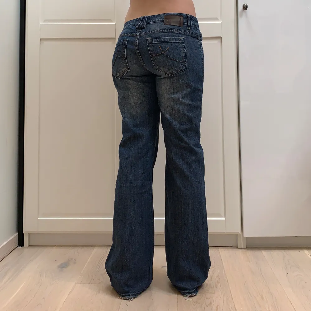 Midja 40 cm rakt över o innerben 84 cm ja e  169 o xs-s för referens🤩. Jeans & Byxor.