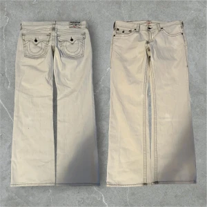 VITA TRUE RELIGION RARE JEANS - vita true religion jeans med black stitch🤍🤍 eftertraktade och sitter väldigt baggy på mig som är 171🔥🤍💯 lite små fläckar och ett litet hål på sidan som jag ska fixas🤍🤍🔥💯💯 kan köra på trades 😍🔥  en för frågor eller funderingar🔥🔥💯🤍