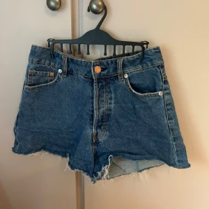 Jeansshorts  - Högmidjade korta shorts  Säljer pga för små