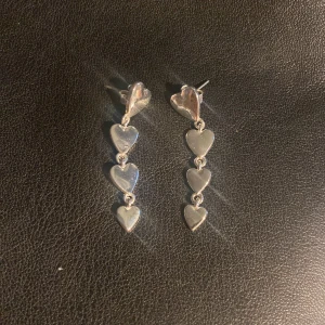 Örhängen  - Säljer dessa söta örhängen då dom inte kommer till användning, bra skick!