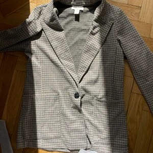 Rutig blazer - Hm rutig blazer. Använd men bra skick. Overisized på mig som är strl 36