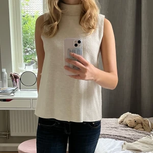 Turtleneck utan ärmar från Zara - Jättemysig, går att ha både med och utan snöre 💓 Storlek M