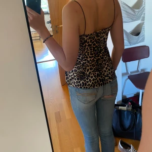 Leopardmönstrad topp - Skitsnyggt och trendigt linne i leopardmönster. I fint skick knappast använd🍁🐆💗