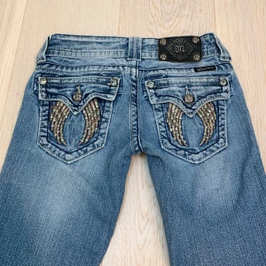 Lågmidjade bootcut miss me jeans🤩 - Midja 34 cm rakt över plus stretch, innerben 81 cm och gren 16 cm tyvärr försmå så kan inte ta bilder med dem på💕