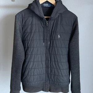 Ralph Lauren cardigan - Säljer nu min riktigt feta Ralph Lauren cardigan som är perfekt till hösten. Skick 9/10 då jag använt den några gånger i våras. Priset är inte skrivet i sten och tveka inte att fråga om fler bilder