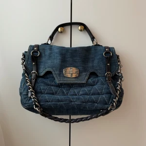 Blå quiltad axelväska från Miu Miu - Säljer en superfin blå quiltad väska från Miu Miu. Väskan är i jeansmaterial! 💙perfekt till skolan, dator får plats. Kvitto finns!!
