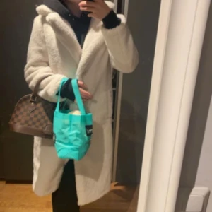 Vit teddyjacka - Säljer en supermysig vit teddyjacka som är perfekt för kyliga dagar. Den har en lång och bekväm passform med långa ärmar. Jackan är i bra skick och passar perfekt för både höst och vinter. Den är stilren och lätt att matcha med olika outfits.